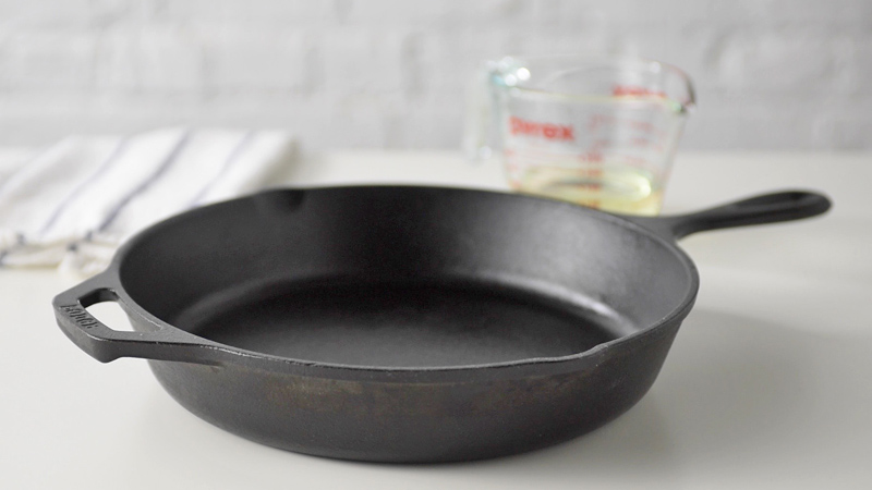 https://www.tablespoon.com/-/media/GMI/Core-Sites/TBSP/Images/Articles/Content/cleaning-seasoning-for-a-cast-iron-skillet/CastIron-Clean0.jpg?sc_lang=en
