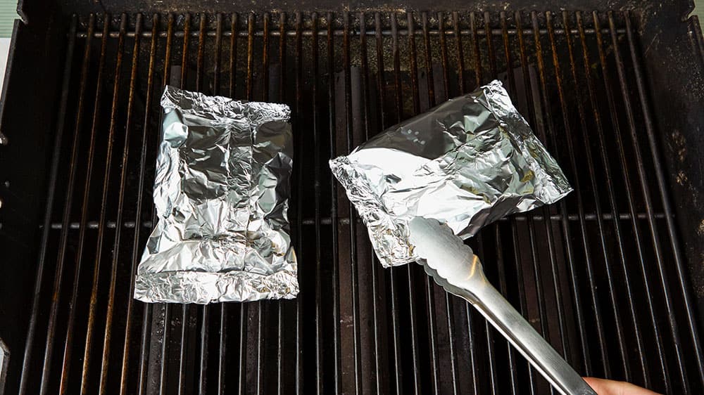 https://www.tablespoon.com/-/media/GMI/Core-Sites/TBSP/Images/Articles/Content/meals/other/how-to-fold-a-foil-pack/foil-pack_06.jpg?sc_lang=en